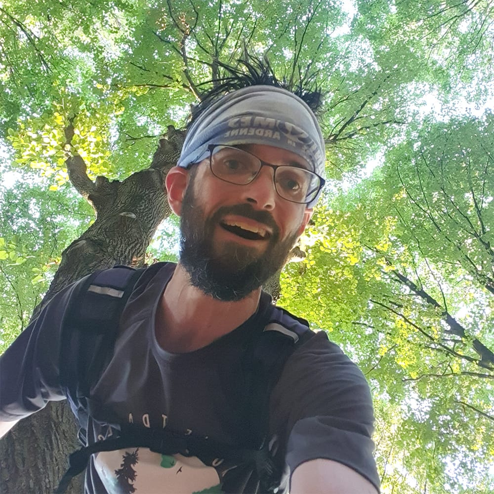 Coen met kleine rugzak in het bos